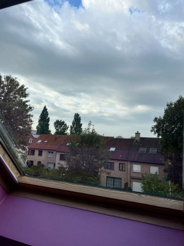 Après : fenêtre de toit parfaitement nette, vue dégagée sur les maisons